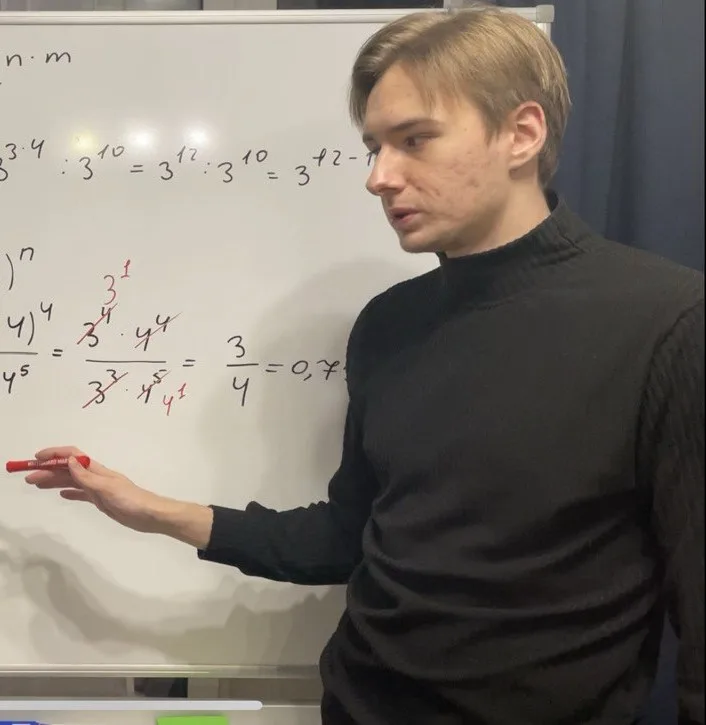 Иван Перов разбирает свойства степеней у доски