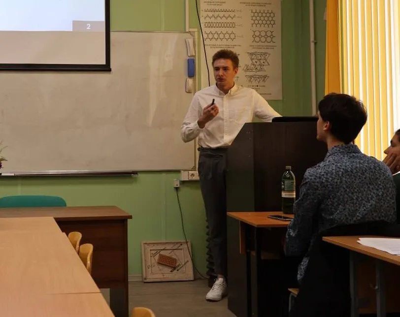 Иван Перов выступает с образовательной презентацией