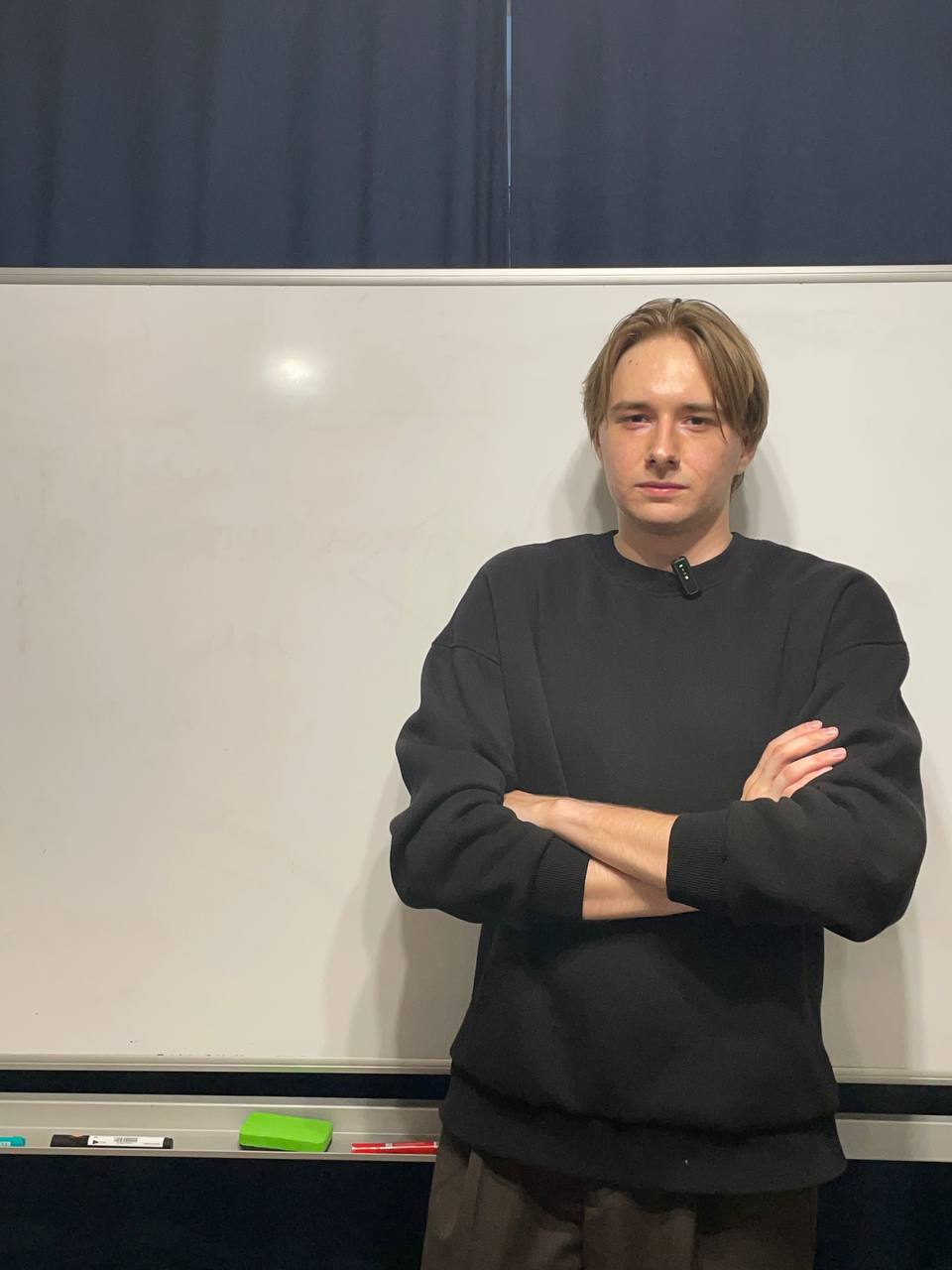 Репетитор Иван Перов у доски перед занятием по математике